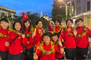 Đội tuyển nữ Việt Nam được chào đón tại TPHCM. Ảnh: DŨNG PHƯƠNG