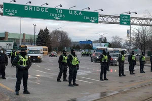 Cảnh sát đảm bảo lưu thông tại cầu Ambassador trong biểu tình ở Ontario, Canada ngày 12-2. Ảnh: Bloomberg/TTXVN