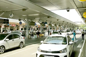 Vụ “Khổ sở… đón xe ở sân bay”: Mở thêm làn ô tô đón khách