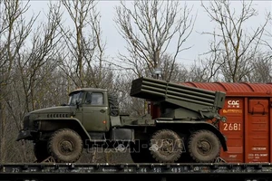 Xe quân sự của Nga được triển khai ở vùng Rostov, miền Nam Nga, giáp với Cộng hòa nhân dân Donetsk (DPR) tự xưng ở miền Đông Ukraine, ngày 23-2-2022. Ảnh: AFP/TTXVN