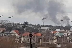 Dàn trực thăng Mi-8 của Nga tấn công căn cứ không quân Gostomel ở ngoại ô thủ đô Kiev, Ukraine. Ảnh: D.M