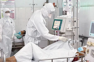 Bác sĩ tuyến đầu đang thăm khám bệnh nhân điều trị Covid-19 tại Bệnh viện Trưng Vương, quận 10, TPHCM. Ảnh: HOÀNG HÙNG