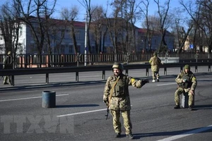 Binh sĩ Ukraine chốt chặn trên một tuyến phố ở thủ đô Kiev ngày 26-2. Ảnh: AFP/TTXVN