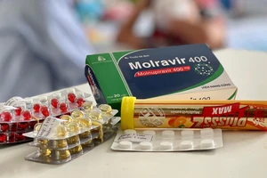 Nhà thuốc bán thuốc Molnupiravir kèm các thuốc hỗ trợ điều trị Covid-19 cho bệnh nhân tự điều trị tại nhà. Ảnh: HOÀNG HÙNG
