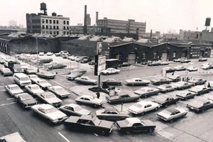 Ô tô xếp hàng chờ mua nhiên liệu ở Mỹ trong cuộc khủng hoảng giá dầu năm 1973