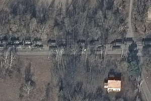 Ảnh vệ tinh chụp đoàn xe quân sự lớn của Nga gần Ivankiv, Ukraine. Ảnh: EPA/TTXVN 