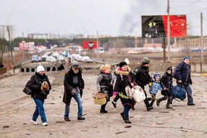 Người dân Ukraine sơ tán. Ảnh: AP