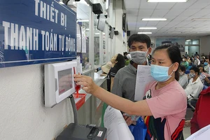 Bệnh nhân khám chữa bệnh và thanh toán đều được xử lý bằng hệ thống thẻ từ kỹ thuật số tại Bệnh viện Chợ Rẫy. Ảnh: HOÀNG HÙNG