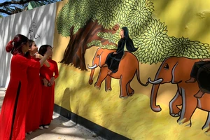 Đường bích họa độc đáo ở TP Buôn Ma Thuột thu hút du khách đến tham quan