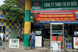 Lực lượng liên ngành quản lý thị trường kiểm tra một cây xăng treo biển “hết xăng” tại quận Gò Vấp, TPHCM ngày 20-2