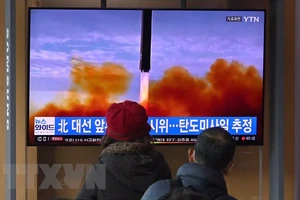 Người dân theo dõi trên truyền hình đưa tin về vụ phóng tên lửa của Triều Tiên tại Seoul, Hàn Quốc, ngày 5-3-2022. Ảnh: AFP/TTXVN