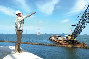Các đơn vị đang nỗ lực thi công dựng trụ, kéo dây trên biển tại Phú Quốc để sớm đóng điện công trình