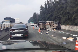Nổ lốp trên đường cao tốc TPHCM - Trung Lương, xe chở Phó Chủ tịch Thường trực UBND TPHCM Lê Hòa Bình gặp nạn