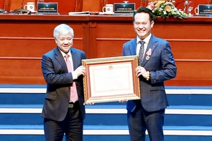 Chủ tịch Hội Doanh nhân trẻ Việt Nam Đặng Hồng Anh nhận Huân chương Lao động hạng ba
