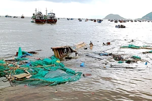 Tàu cá ngư dân Khánh Hòa neo đậu gần bờ biển bị sóng đánh chìm