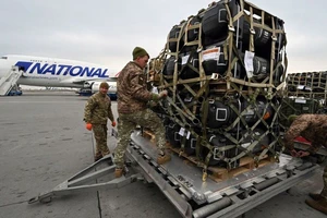 Lô tên lửa chống tăng Javelin được Mỹ chuyển tới Ukraine hồi tháng 2-2022. Ảnh: AFP