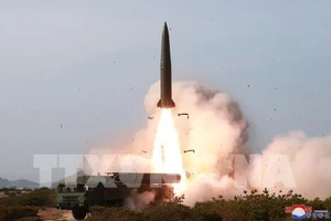 Một loạt vũ khí được Triều Tiên tiến hành thử nghiệm tại địa điểm không xác định. Ảnh: AFP/TTXVN