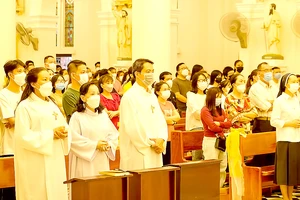 Giáo dân làm lễ ở Nhà thờ Tân Định tối 17-4. Ảnh: VĂN MINH