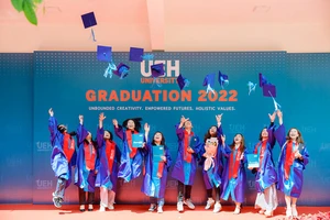 Sinh viên Trường ĐH Kinh tế TPHCM vui mừng khi được nhận bằng tốt nghiệp sau thời gian dài bị ảnh hưởng của dịch Covid-19 