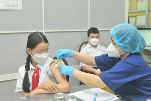 Học sinh lớp 6 tại TPHCM tiêm vaccine Covid-19. Ảnh: CAO THĂNG