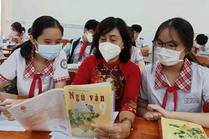 Học sinh lớp 9 Trường THCS Hoàng Hoa Thám (quận Tân Bình) trong một giờ học môn Ngữ văn