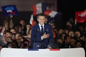 Tổng thống Pháp đương nhiệm Emmanuel Macron trong cuộc gặp những người ủng hộ, sau khi giành chiến thắng trong cuộc bầu cử Tổng thống vòng 2, tại Paris, tối 24-4-2022. Ảnh: AFP/TTXVN