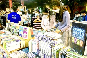 Chọn mua sách tại Ngày Sách và Văn hóa đọc Việt Nam lần 1 tại phố đi bộ Nguyễn Huệ. Ảnh: DŨNG PHƯƠNG