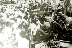 Nhân dân Sài Gòn đón mừng quân Giải phóng ngày 30-4-1975