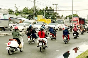 Rất đông phương tiện lưu thông trên quốc lộ 1 đoạn qua tỉnh Tiền Giang chiều 29-4. Ảnh: NGỌC PHÚC
