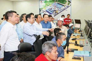 Thủ tướng Phạm Minh Chính thăm hỏi cán bộ, công nhân viên đang triển khai dự án Nhiệt điện Thái Bình 2 vào sáng 8-5. Ảnh: VIẾT CHUNG