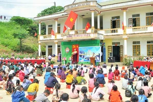 Toàn cảnh buổi trao quà tại Trường Tiểu học Na Ngoi 2, huyện Kỳ Sơn. Ảnh: HOÀNG VĨNH
