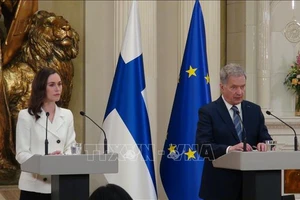 Tổng thống Phần Lan Sauli Niinisto (phải) và Thủ tướng Sanna Marin trong cuộc họp báo tại Helsinki, sau khi ông Sauli Niinisto công bố chính thức quyết định bắt đầu tiến trình gia nhập NATO của Phần Lan, ngày 15-5-2022. Ảnh: THX/TTXVN