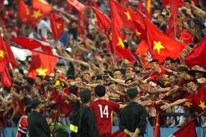 Cờ đỏ sao vàng trên sân vận động Việt Trì (Phú Thọ). Ảnh: DŨNG PHƯƠNG