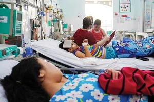 Bệnh nhi mắc sốt xuất huyết đang điều trị tại Bệnh viện Nhi đồng 2, TPHCM