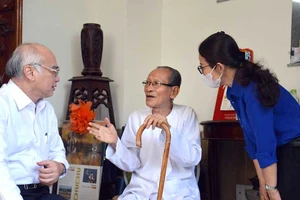 Trưởng Ban Tuyên giáo Thành ủy TPHCM Phan Nguyễn Như Khuê đến thăm nhân sĩ Hồ Ngọc Nhuận vào năm 2020. Ảnh: Báo Phụ nữ TP