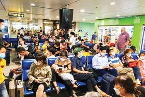 Khách bị trễ chuyến bay chiều 4-6 tại sân bay Tân Sơn Nhất. Ảnh: ANH HỒ