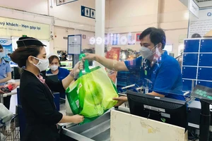 Người tiêu dùng sử dụng túi môi trường khi mua sắm tại siêu thị