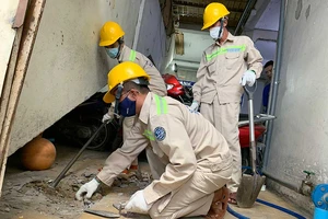 Nhân viên Công ty CP Cấp nước Tân Hòa trám lấp giếng khoan tại chung cư Độc Lập (quận Tân Phú, TPHCM)