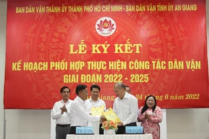 Ký kết kế hoạch phối hợp giữa Ban Dân vận Tỉnh ủy An Giang với Ban Dân vận Thành ủy TPHCM. Ảnh: AGO