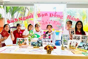 Học sinh Trường quốc tế Việt Úc, quận 10, trong Không gian văn hóa Hồ Chí Minh tại trường. Ảnh: MAI HOA