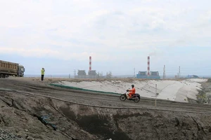Bãi chứa tro, xỉ than của 3 nhà máy nhiệt điện Vĩnh Tân 2, 4 và 4 mở rộng đang ngày càng quá tải