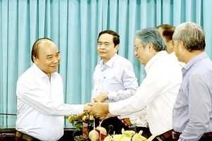 Chủ tịch nước Nguyễn Xuân Phúc với các đại biểu dự buổi làm việc. Ảnh: QUỐC HÙNG