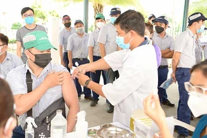 Tiêm vaccine Covid-19 cho công nhân ở Khu chế xuất Tân Thuận, quận 7, TPHCM. Ảnh: CAO THĂNG