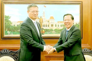 Chủ tịch UBND TPHCM Phan Văn Mãi tiếp tân Tổng Lãnh sự Trung Quốc tại TPHCM Ngụy Hoa Tường. Ảnh: MINH DUNG