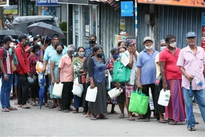 Người dân xếp hàng chờ mua dầu hỏa tại Colombo, Sri Lanka. Ảnh: Tân Hoa xã