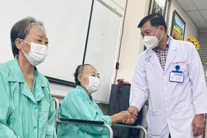 Bác sĩ Trần Anh Bích, Phó Trưởng khoa Tai mũi họng, Bệnh viện Chợ Rẫy thăm hỏi, động viên bệnh nhân