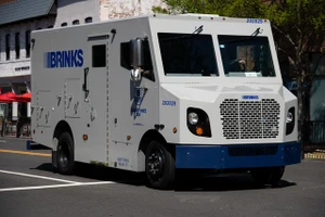 Một chiếc xe tải bọc thép của Brink ở Washington, D.C., tháng 4-2021. Ảnh: wsj.com