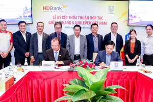 Đại diện HDBank và Unilever Việt Nam thực hiện ký kết hợp tác