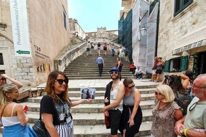 Du khách tham quan cổ thành Dubrovnik ở Croatia