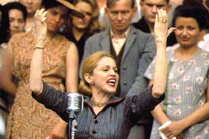 Một cảnh trong phim Evita với Madonna vào vai Evita